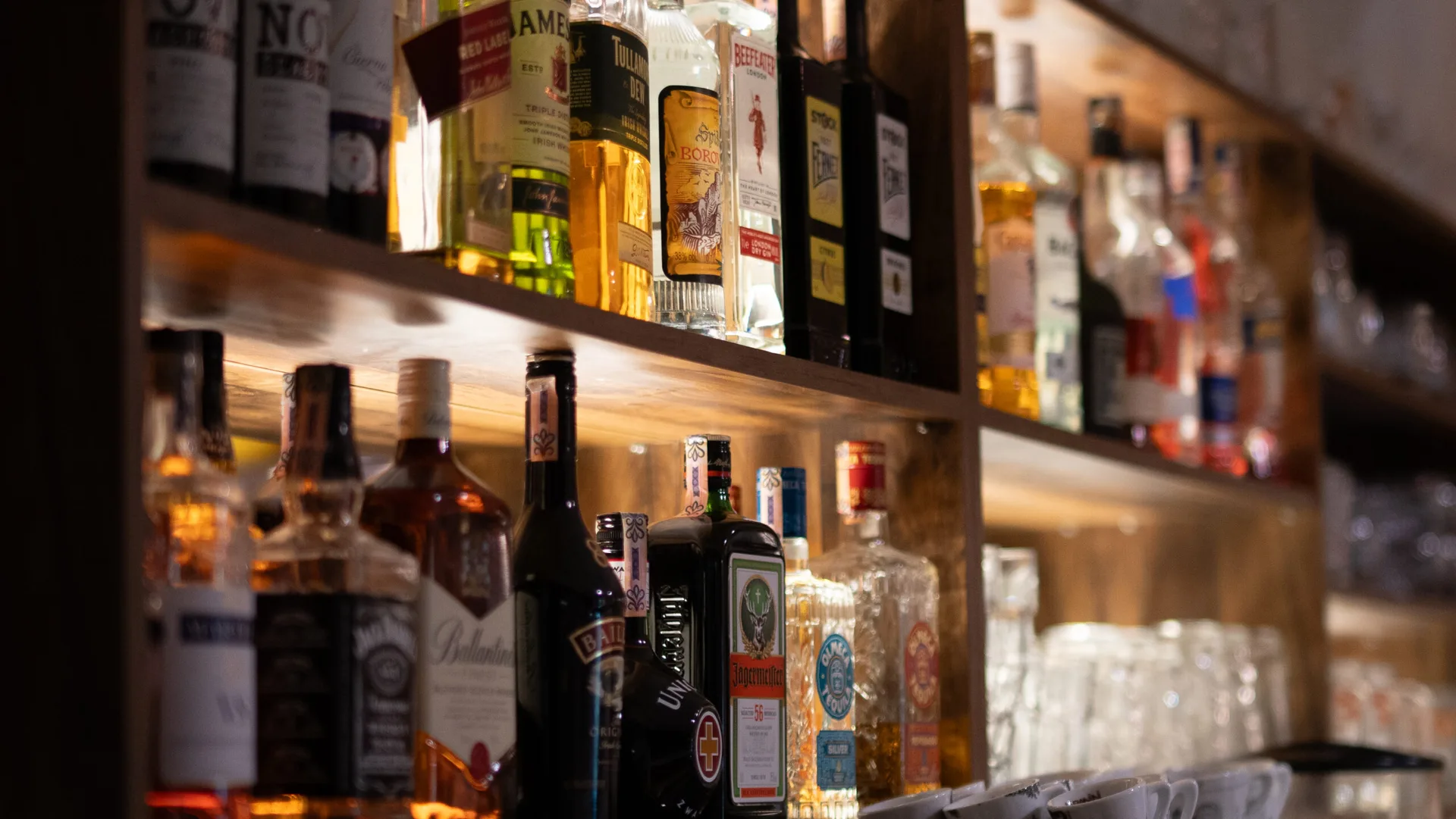 Barový pult – Výber vín a destilátov k jedlu. Pizzeria Passage Košice