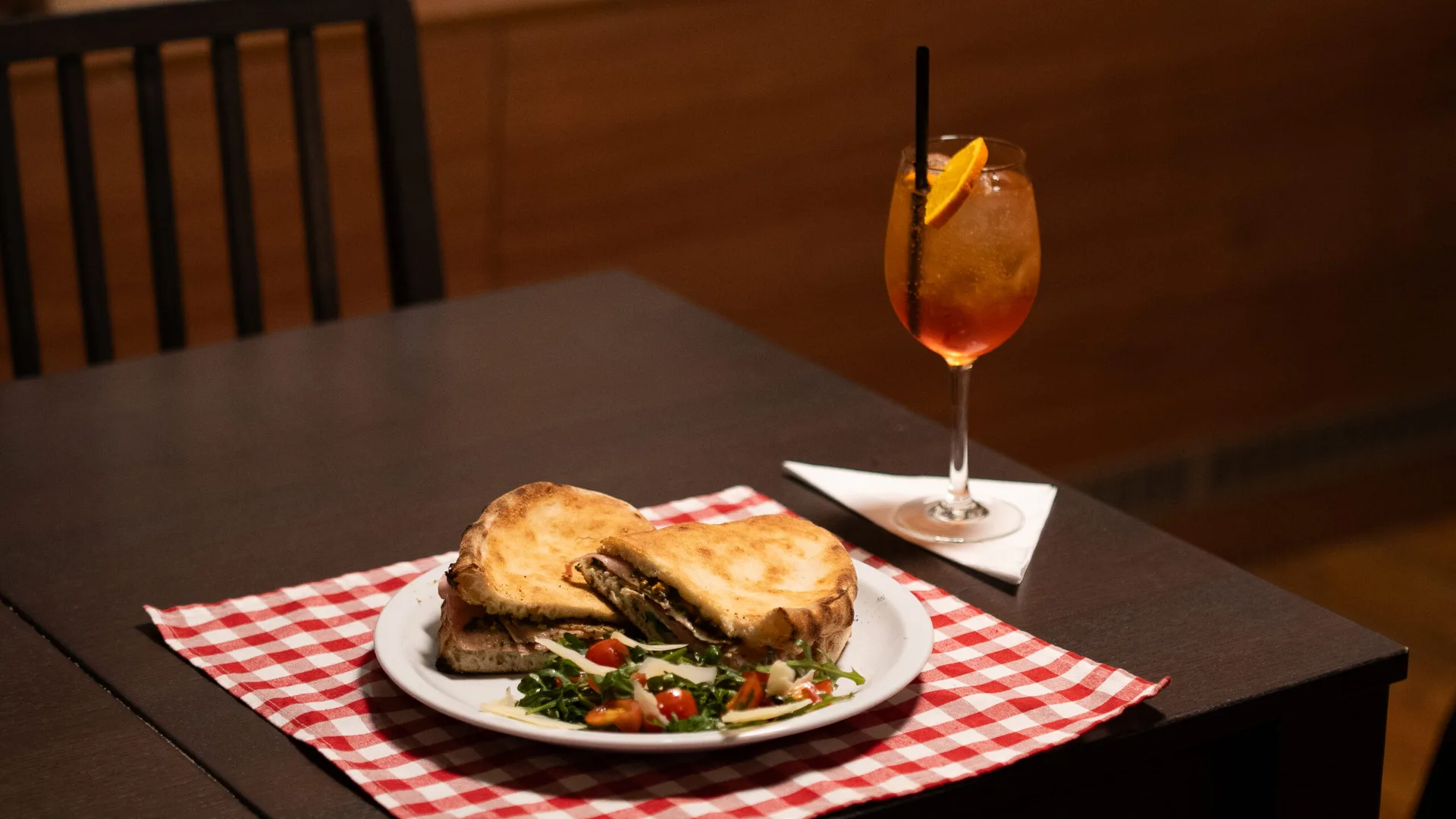 Panini a Aperol – Ľahký obed – panini s pohárom Aperol Spritz. Pizzeria Passage Košice