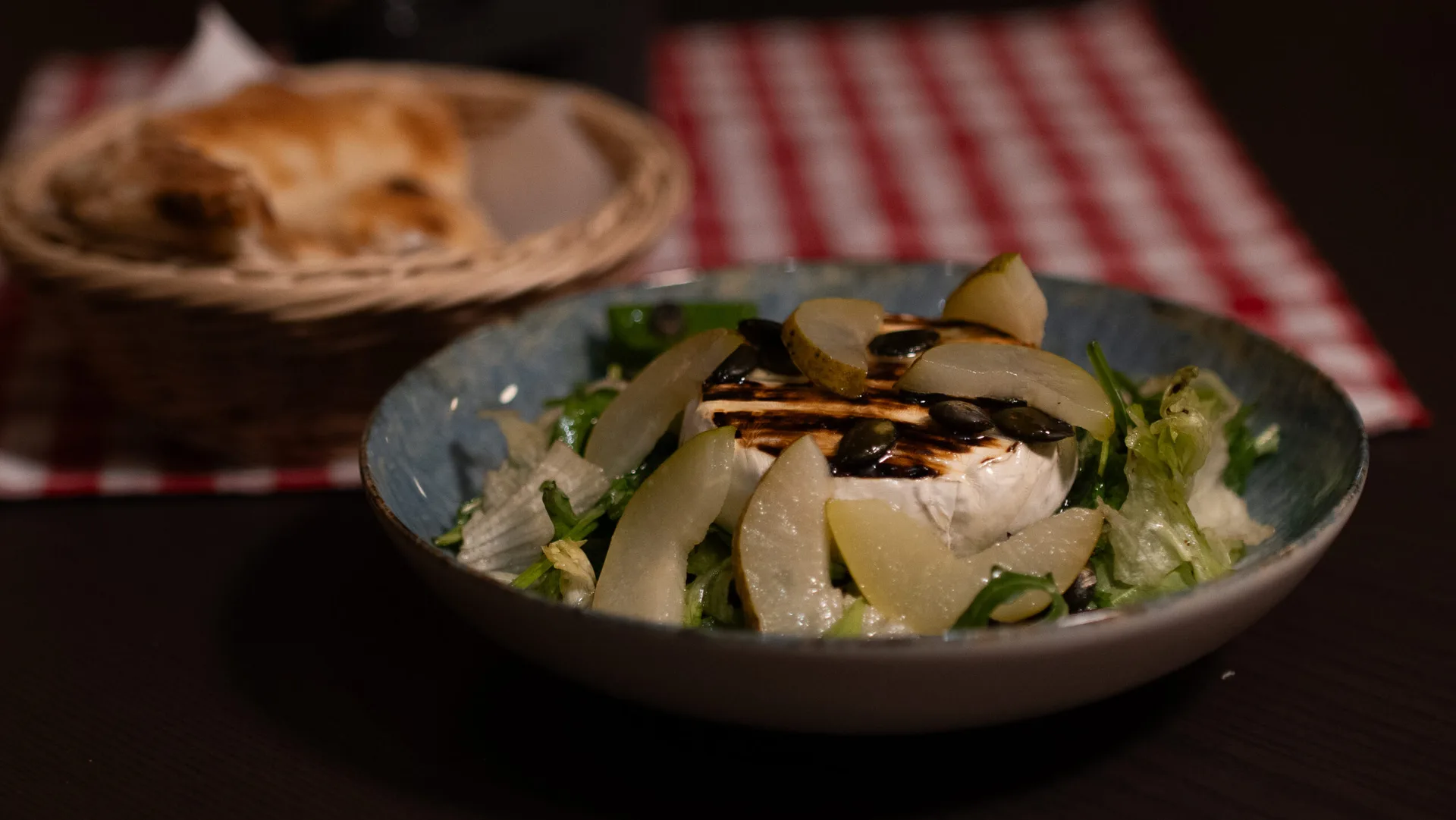 Šalát s grilovaným hermelínom a hruškou – Grilovaný hermelín, plátky hrušky, tekvicové semiačka a balzamikový krém. Pizzeria Passage Košice