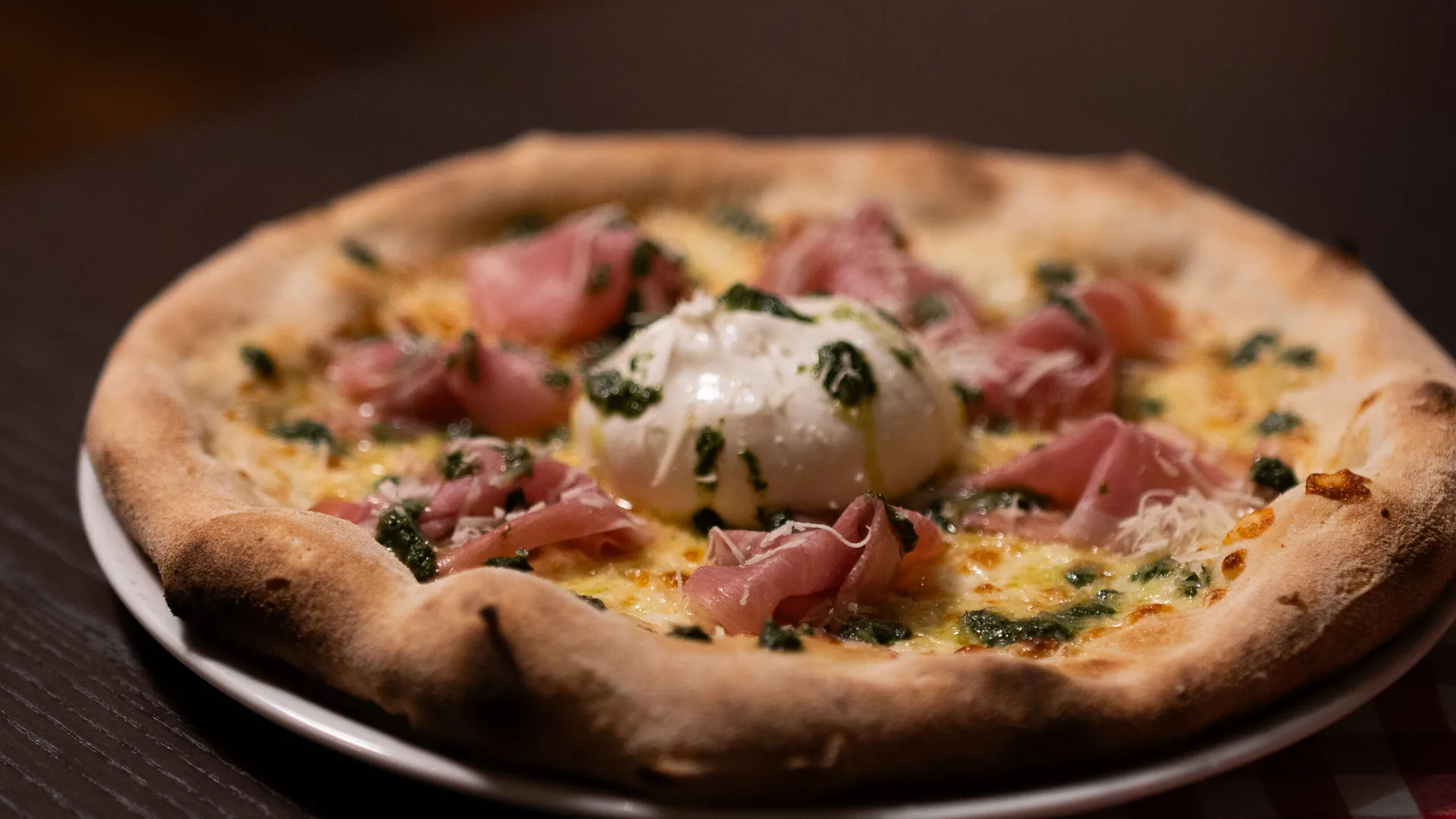 Pizza s prosciuttom a burratou