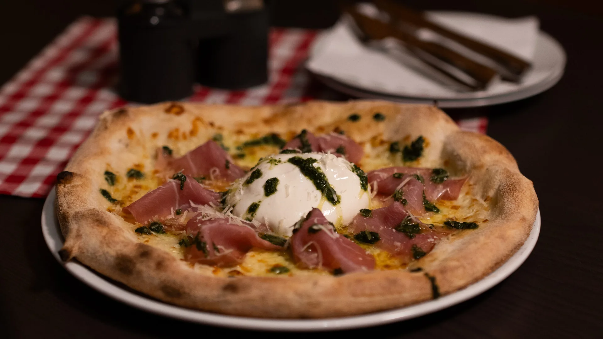 Pizza s prosciuttom – Klasika – šunka, mozzarella a olivový olej. Pizzeria Passage Košice