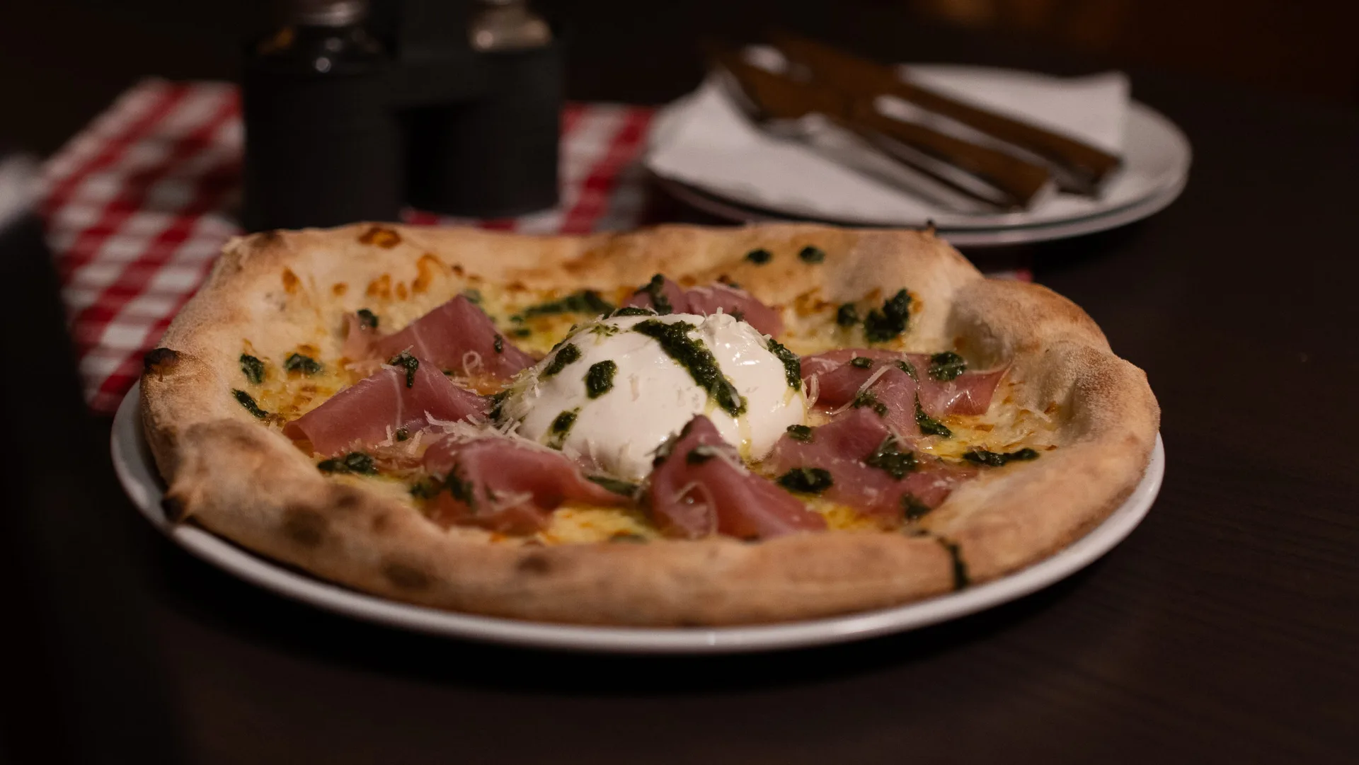 Pizza s prosciuttom a burratou – Šunka, burrata a bazalka na tenkom ceste. Pizzeria Passage Košice