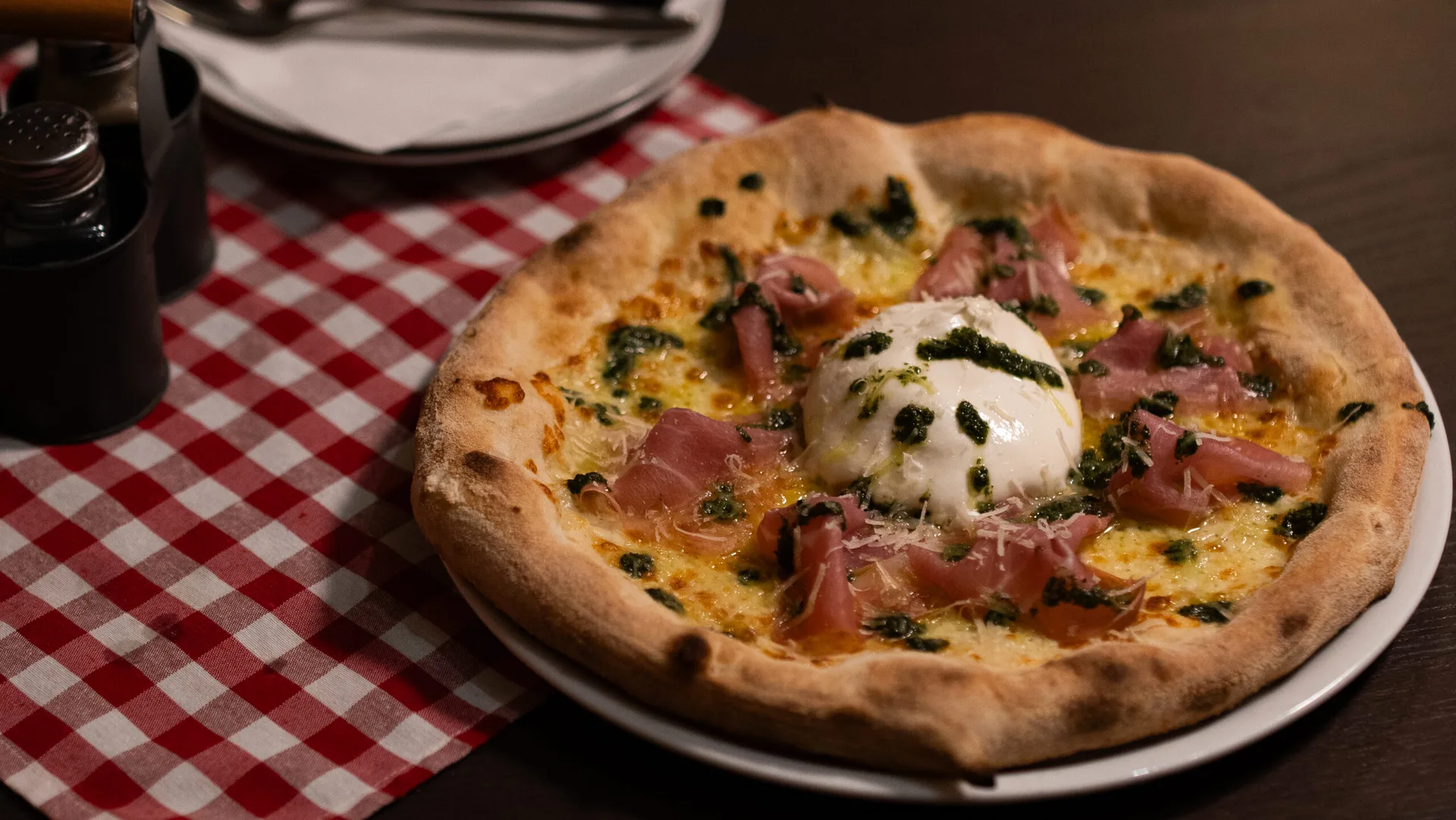 Pizza s burratou – Burrata pridaná až na dopečenú pizzu. Pizzeria Passage Košice