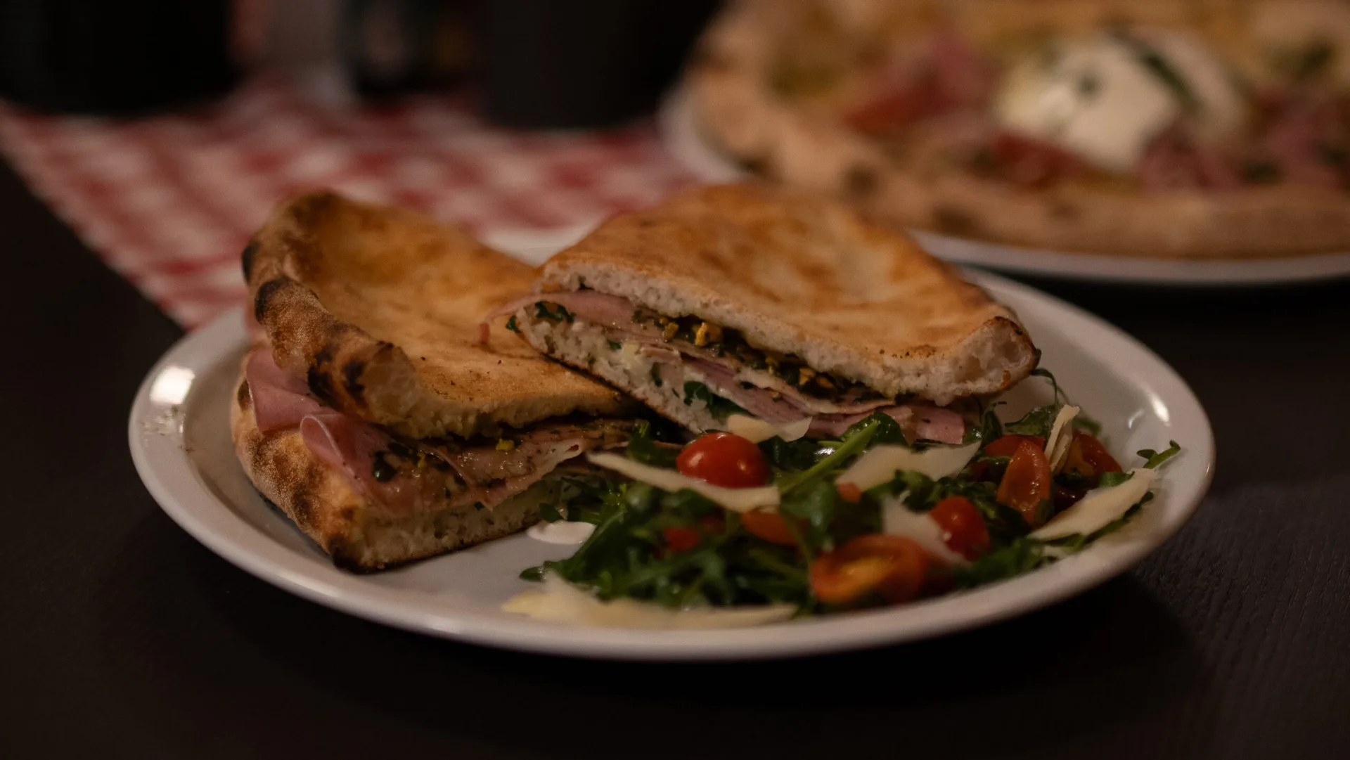 Panini s paradajkami – Teplé panini s paradajkami a rukolou. Pizzeria Passage Košice