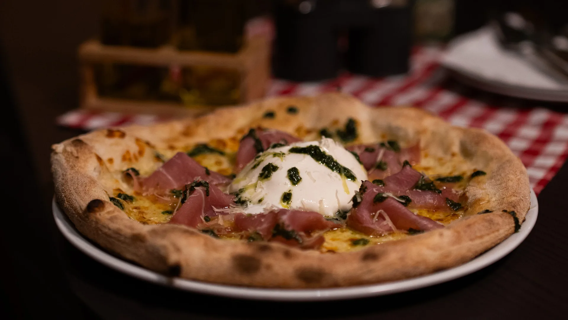 Pizza po neapolsky – Nadýchaný cornicione a kvalitné suroviny. Pizzeria Passage Košice