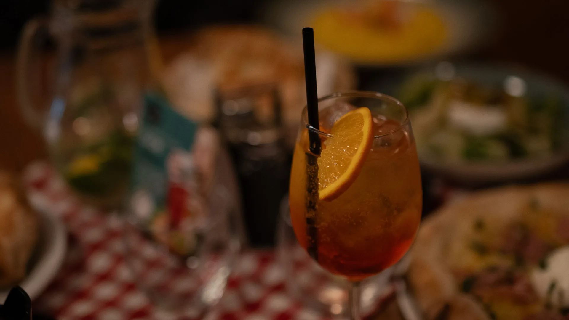 Drinky na stole – Aperol, limonády a jedlo pre celý stôl. Pizzeria Passage Košice