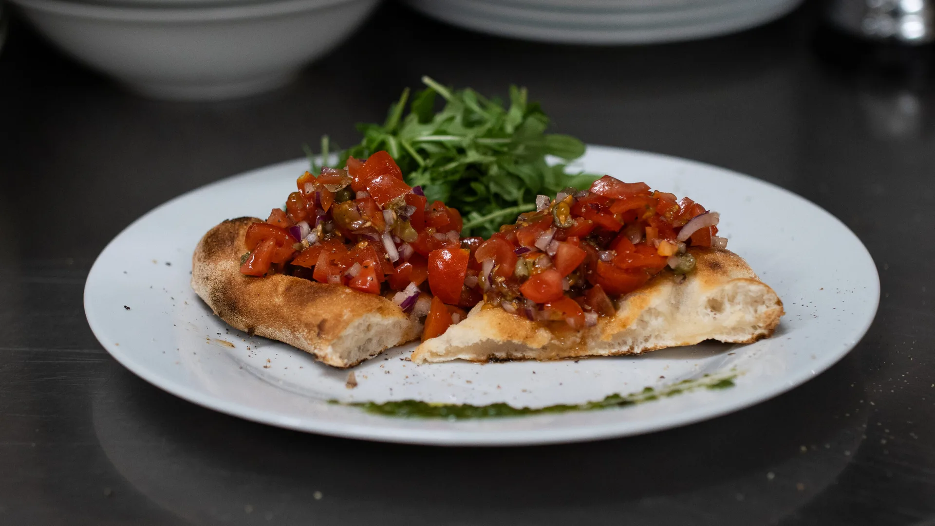 Bruschetta s paradajkami – Chrumkavé pečivo, paradajky, cesnak a rukola. Pizzeria Passage Košice
