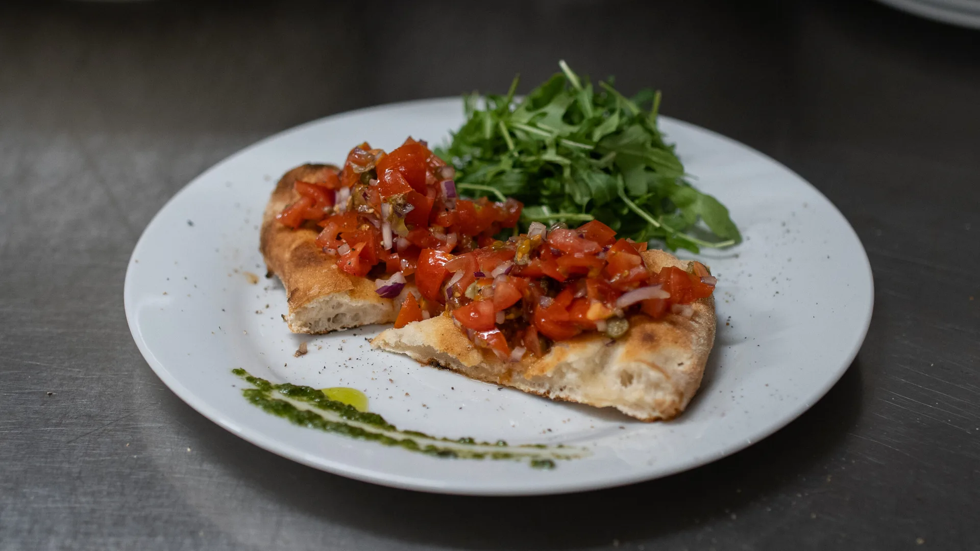 Bruschetta s rukolou – Paradajky, olivový olej a rukola na chrumkavom ceste. Pizzeria Passage Košice