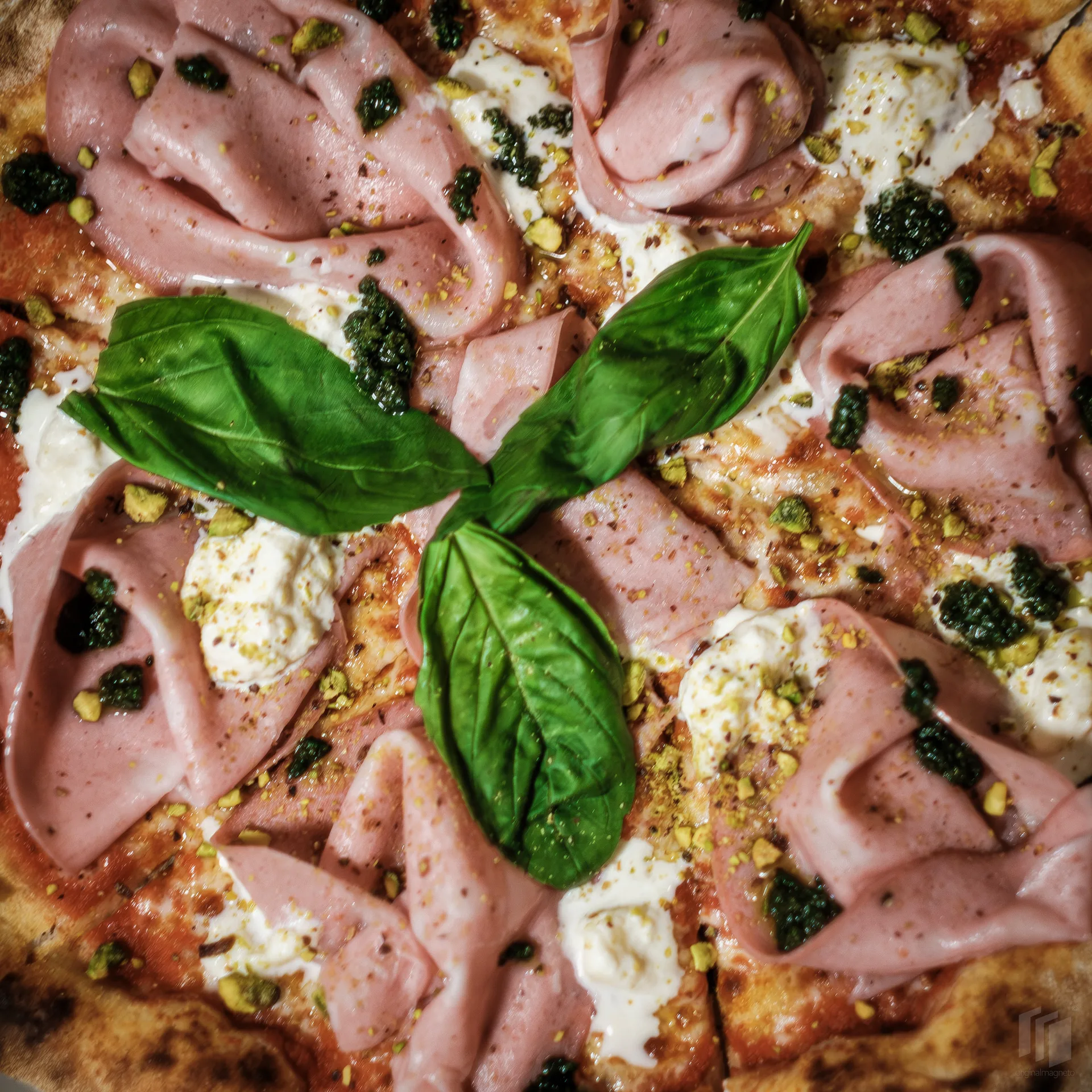 Mortadella, burrata a bazalka – Pizza s mortadellou a krémovou burratou. Pizzeria Passage Košice