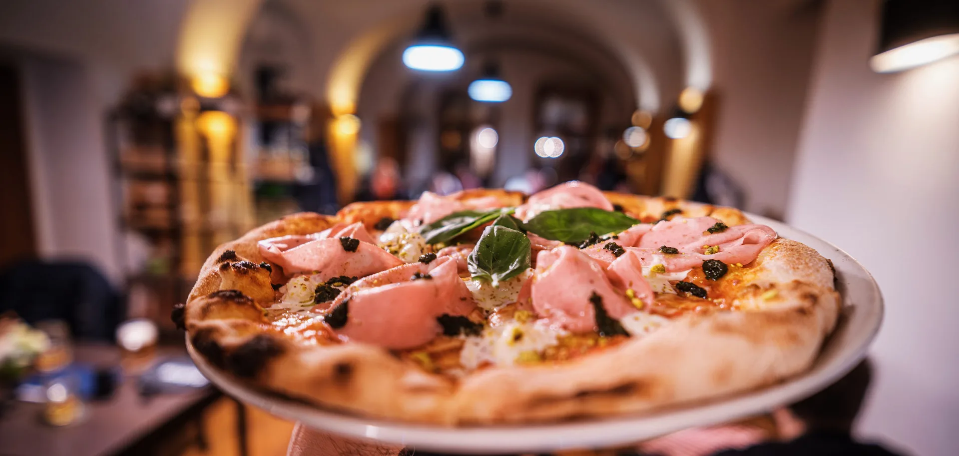 Pizza s prosciuttom a rukolou – Dochutená olivovým olejom a parmezánom. Pizzeria Passage Košice