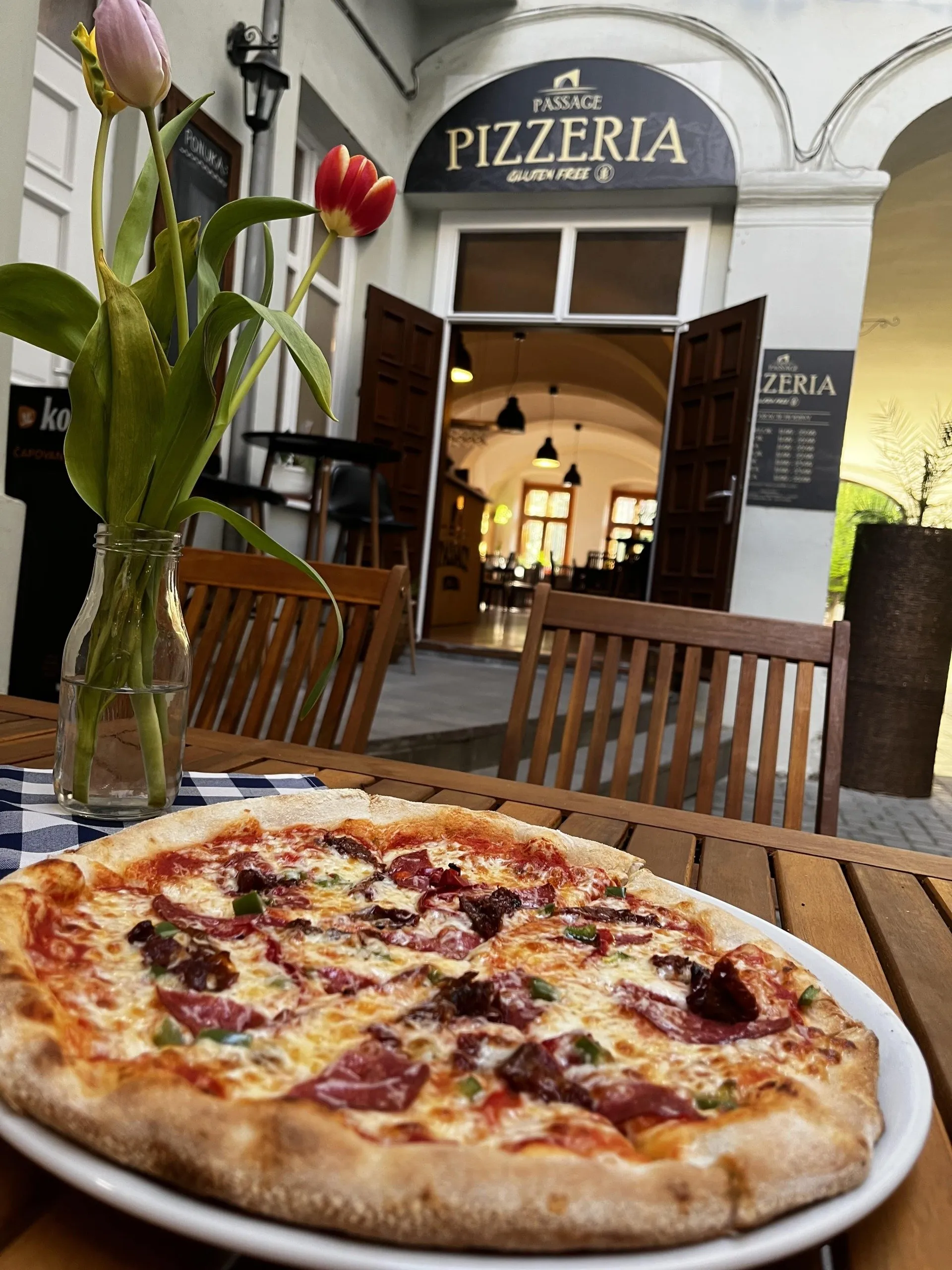 Pizza na terase – Obed na terase s výhľadom na Hlavnú ulicu. Pizzeria Passage Košice