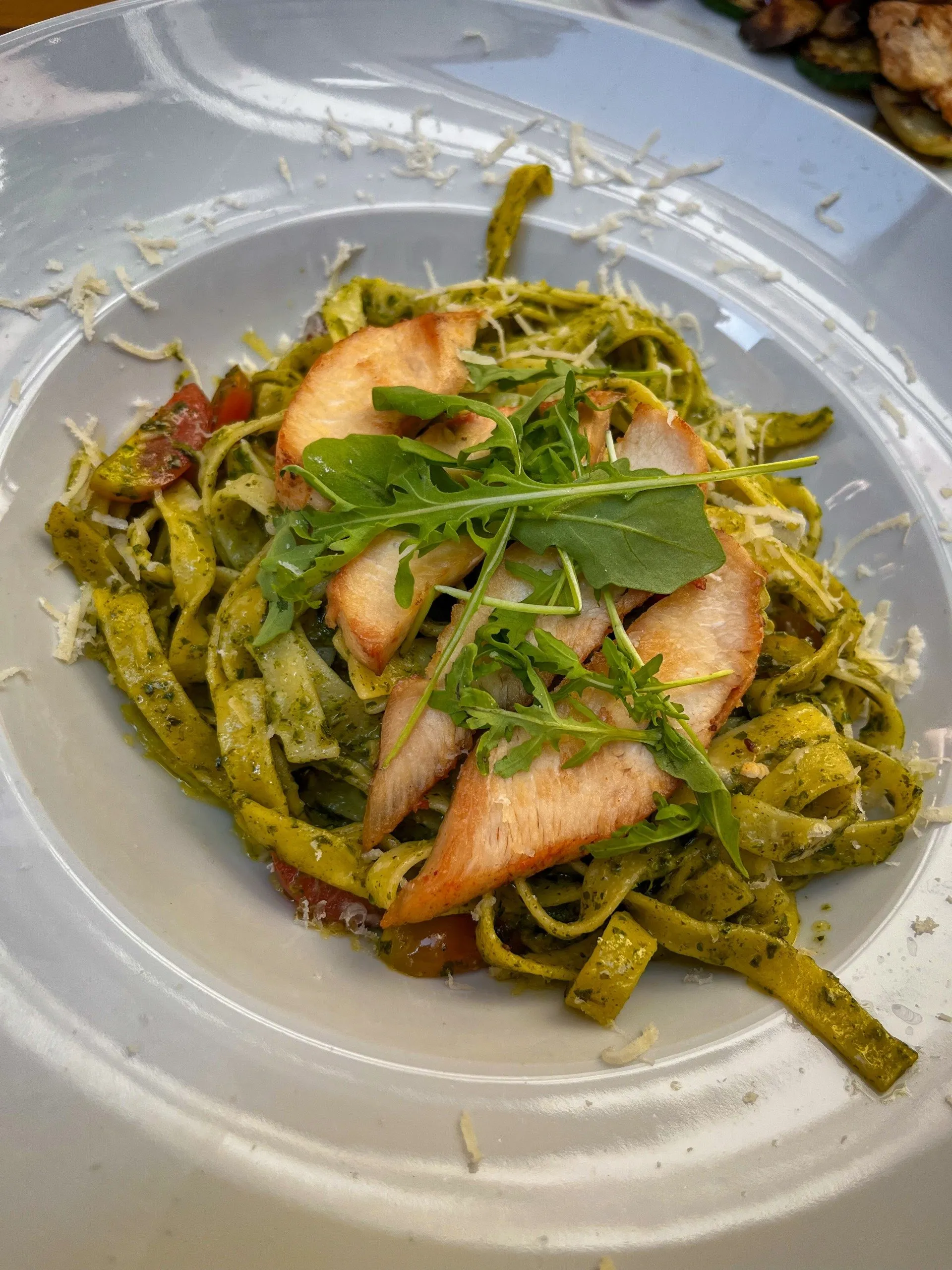 Cestoviny s lososom – Špenátové cestoviny s lososom a rukolou. Pizzeria Passage Košice
