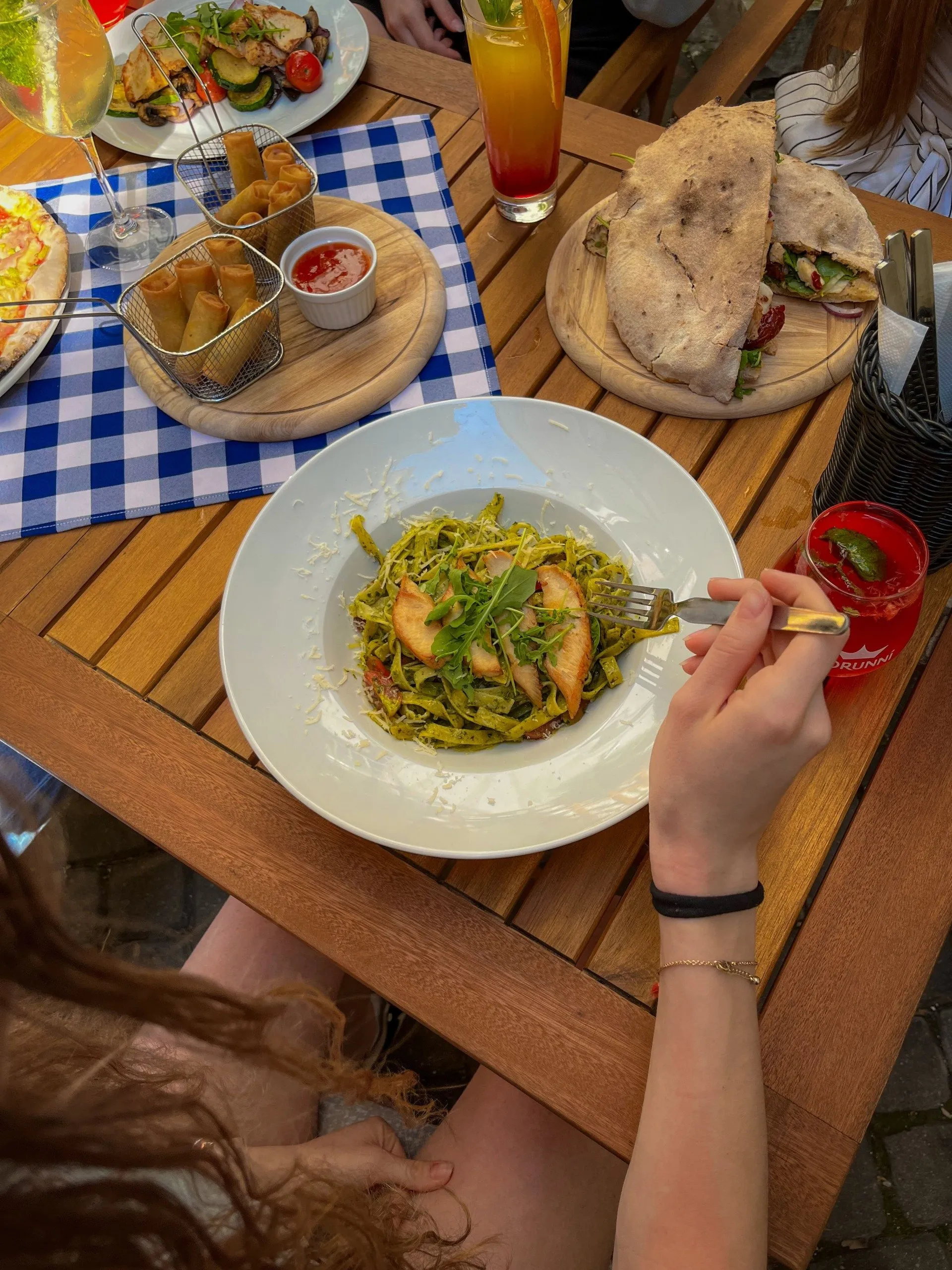 Obed na terase – Cestoviny a pečivo pri stole na terase v centre. Pizzeria Passage Košice