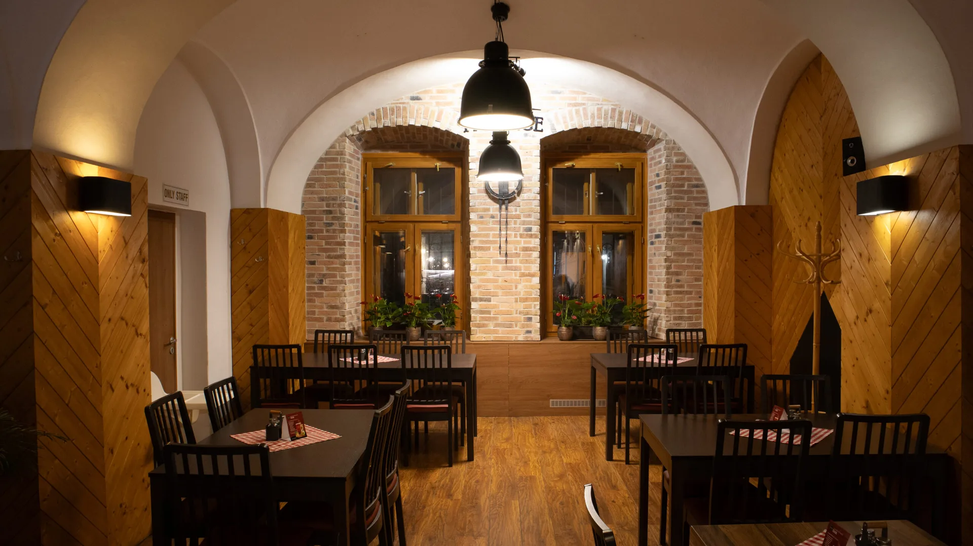 Priestor pre hostí – Stoly pre páry aj väčšie spoločnosti. Pizzeria Passage Košice