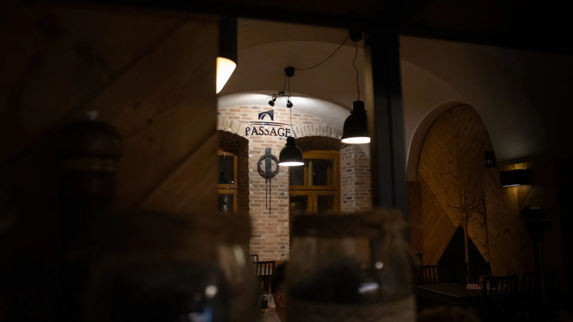 Večerná atmosféra – Tlmené svetlo v podvečerných hodinách. Pizzeria Passage Košice