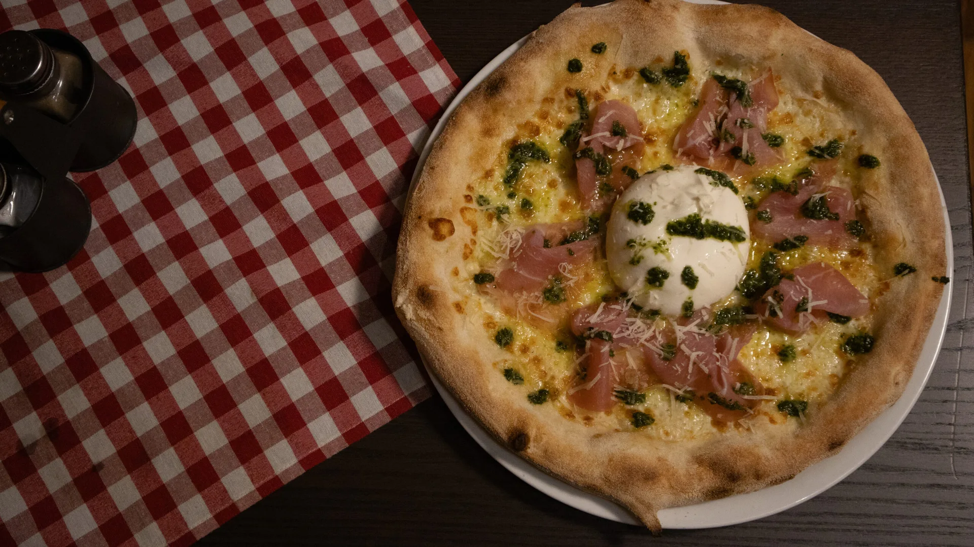 Pizza na stole – Servírujeme ju hneď po vybratí z pece. Pizzeria Passage Košice