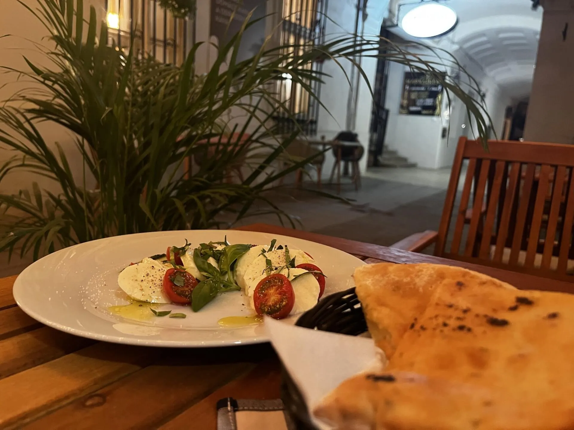 Focaccia k jedlu – Domáca focaccia podávaná k hlavnému jedlu. Pizzeria Passage Košice