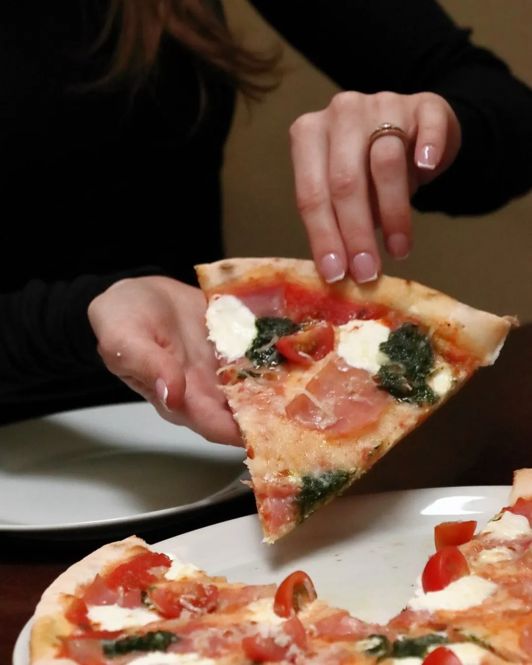 Kúsok pizze – Tenké cesto, ktoré udrží aj plnú porciu surovín. Pizzeria Passage Košice
