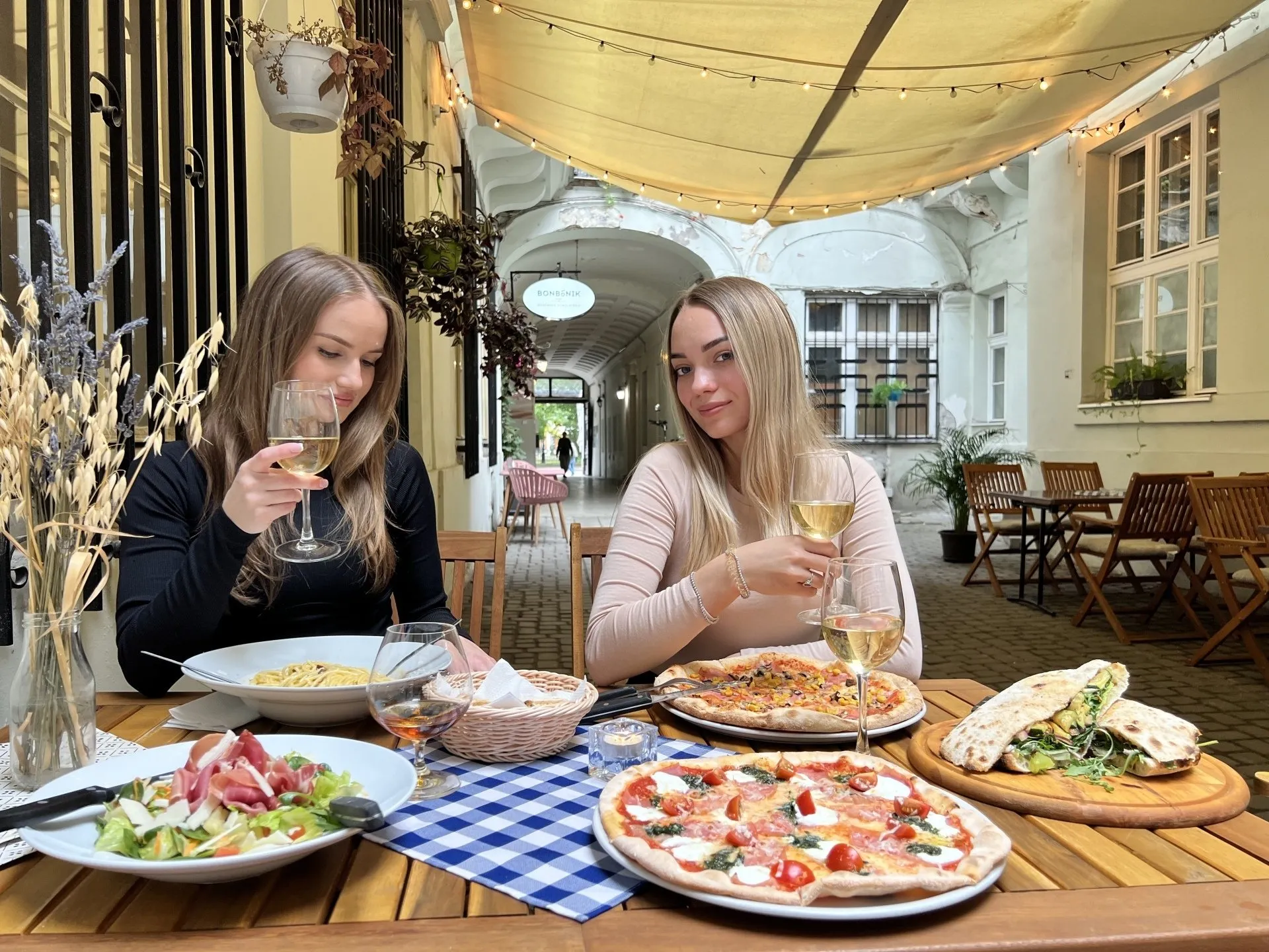 Posedenie s priateľmi – Pizza, šalát a pohár vína na terase. Pizzeria Passage Košice
