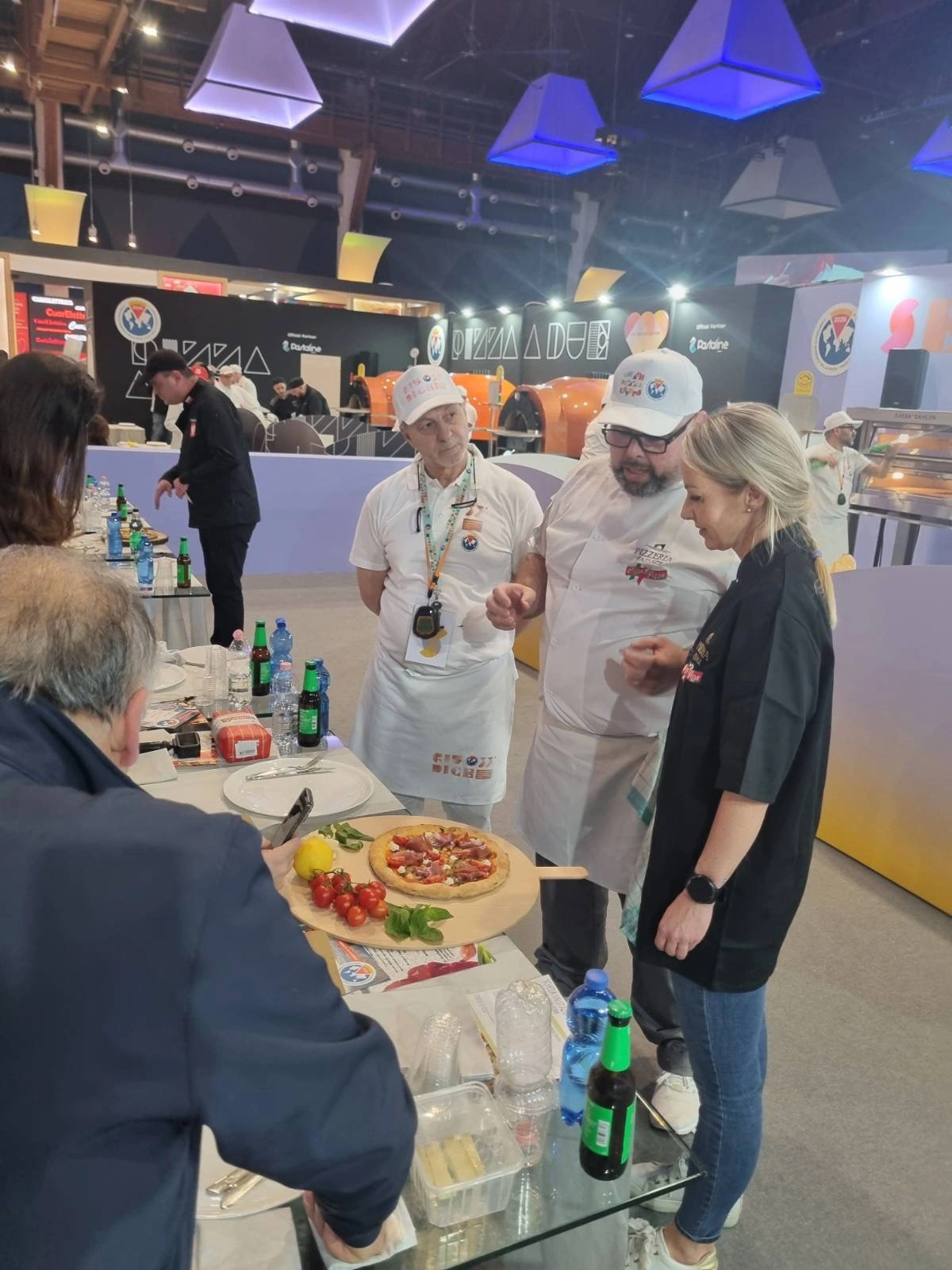 Porota hodnotí súťažnú pizzu na Svetovom šampionáte pizze