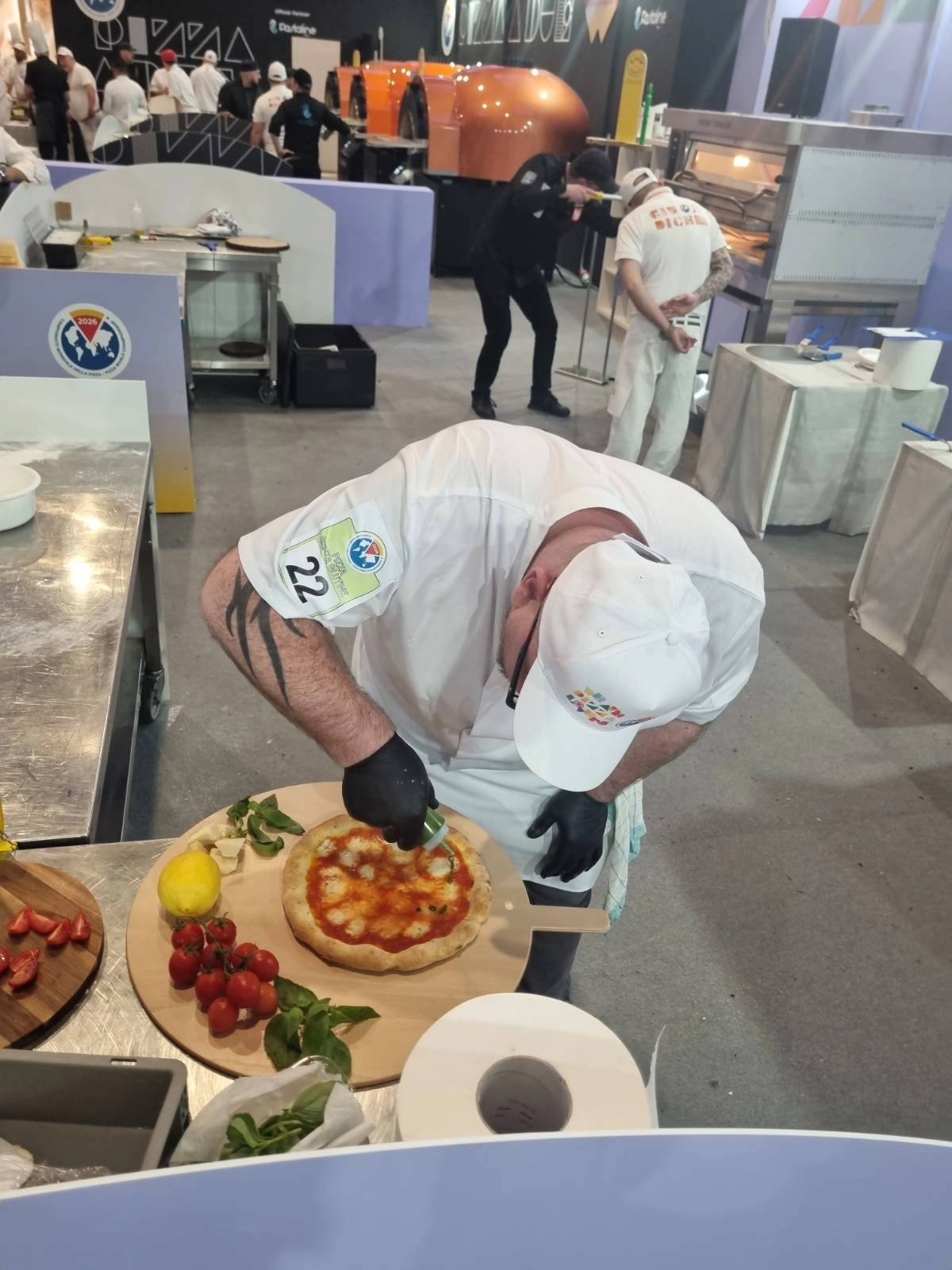 Náš pizzaiolo finišuje súťažnú pizzu na Svetovom šampionáte pizze 2026