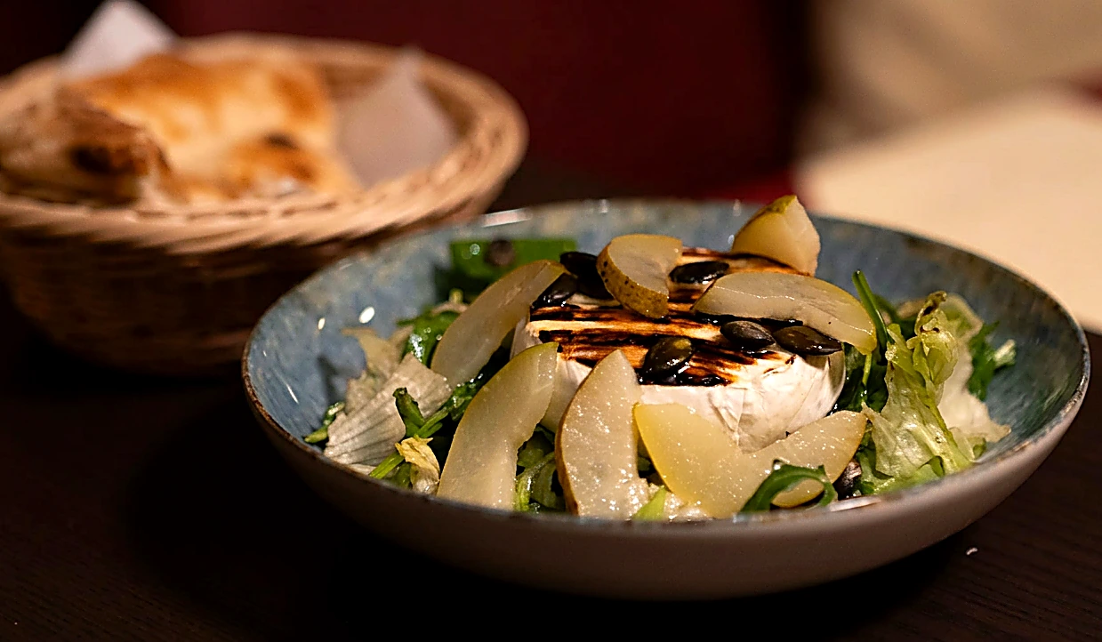Burrata šalát s hruškou a tekvicovými semiačkami