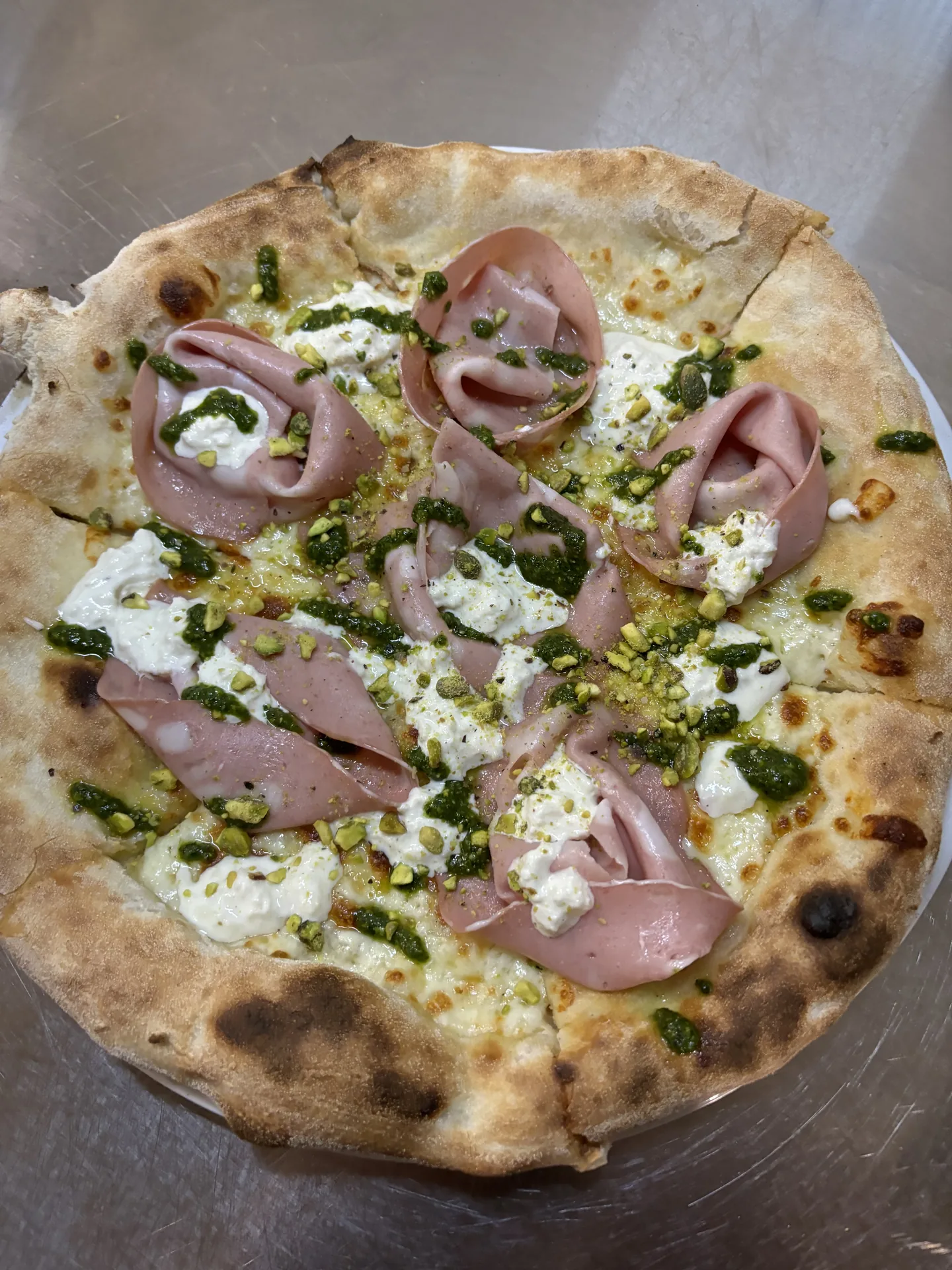Pizza s mortadellou a pistáciami – Neapolská pizza s mortadellou, ricottou, bazalkovým pestom a drvenými pistáciami. Pizzeria Passage Košice