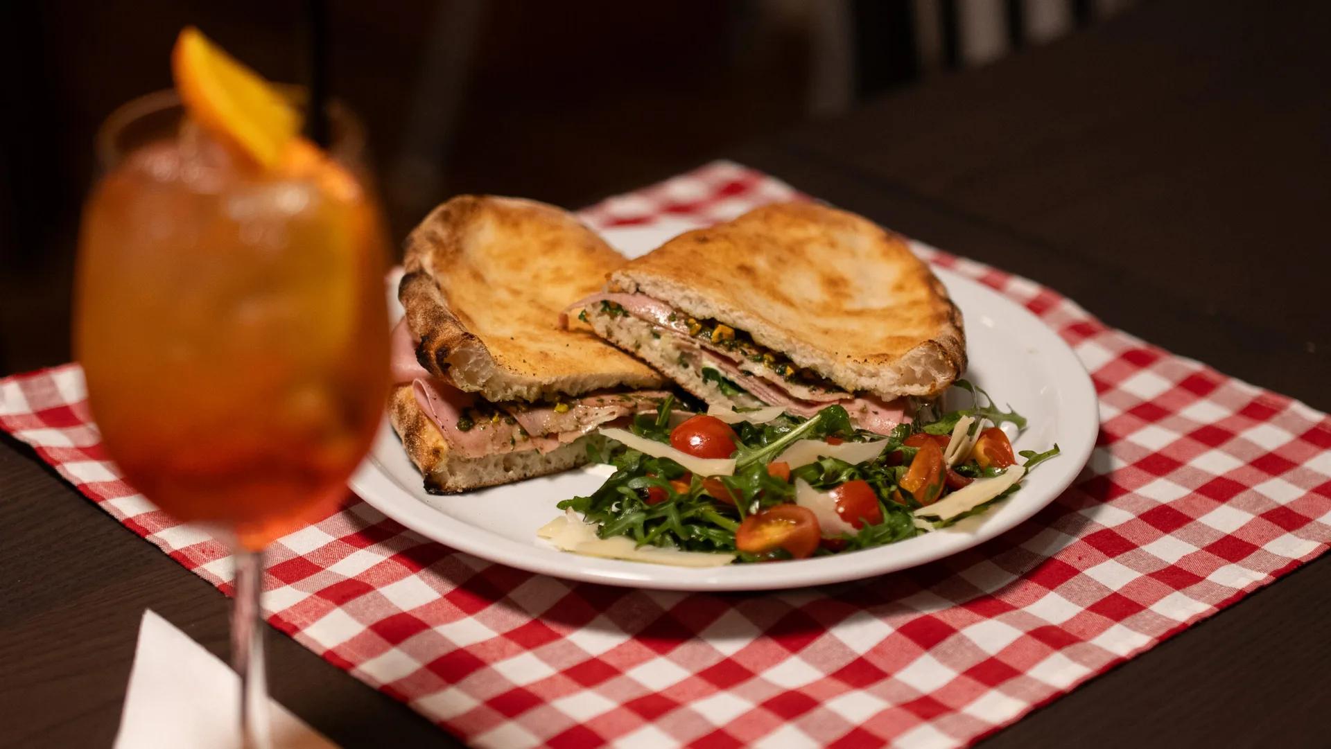 Panini so šunkou, rukolou a Aperol Spritz