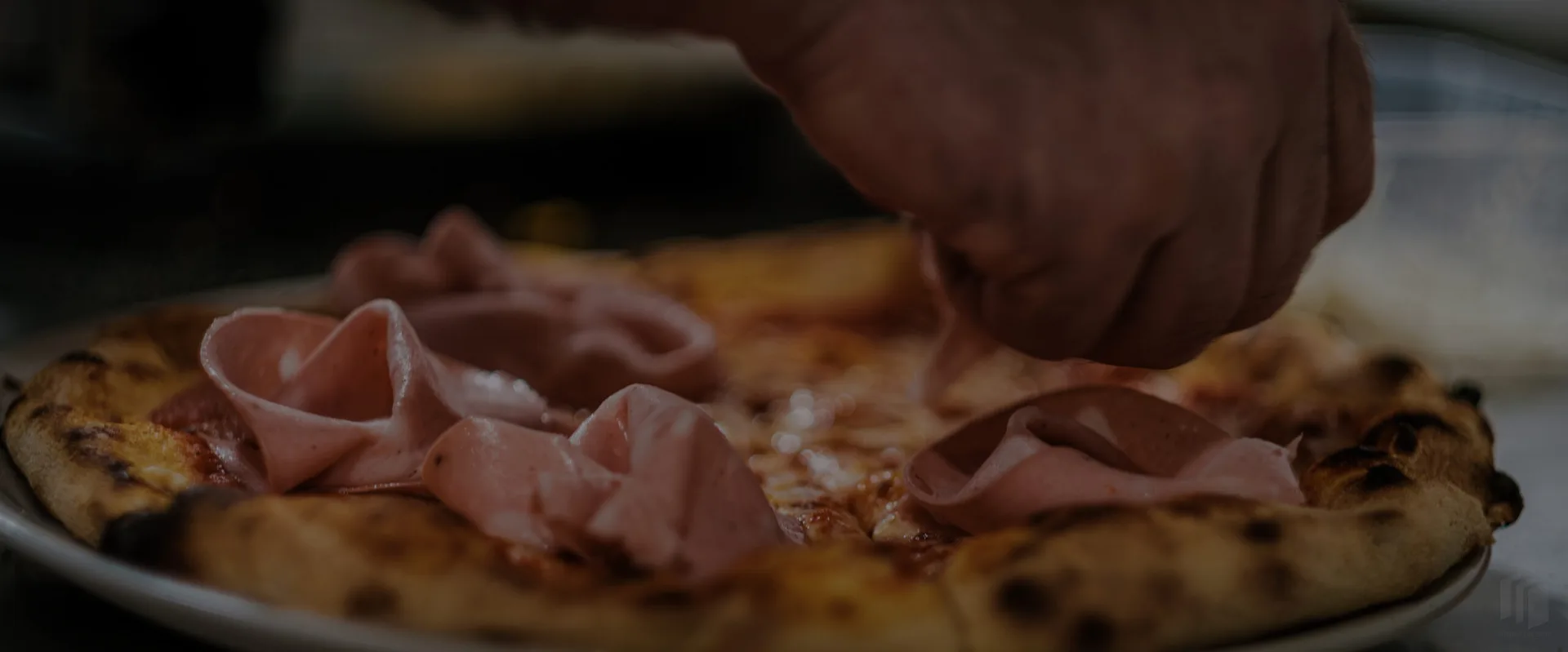 Šunka na čerstvo upečenú pizzu