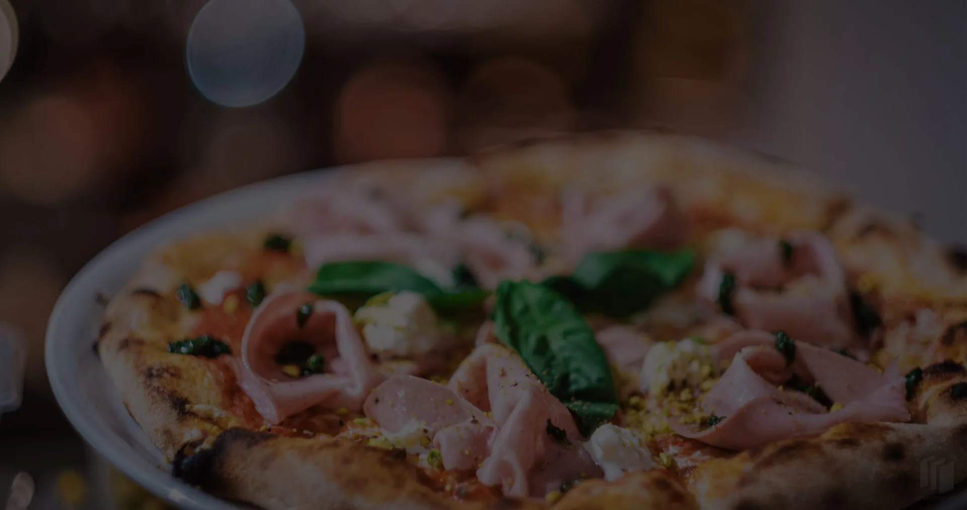 Pizza s prosciuttom a bazalkou